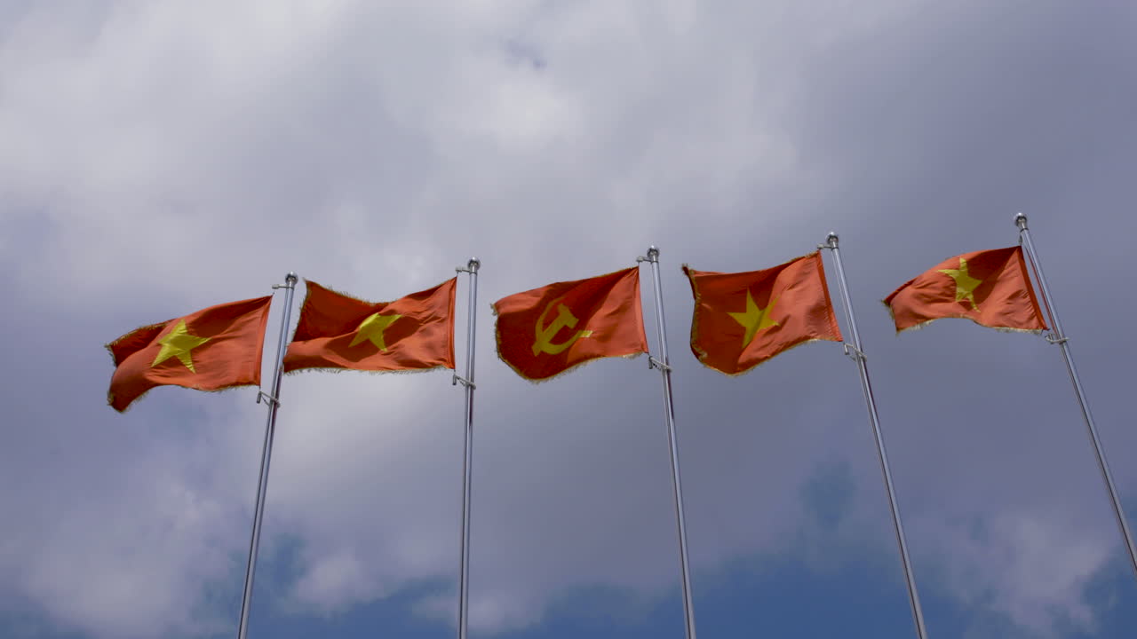 베트남 공산당 또는 cpv의 국기와 함께 베트남 국기의 4k 비디오