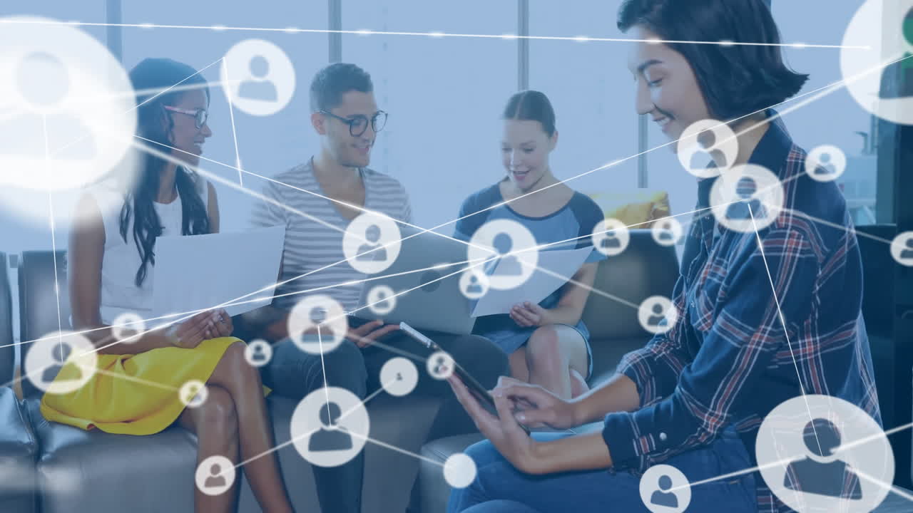 사무실에서 만나는 다양한 동료들에 대한 아이콘과의 연결 네트워크의 애니메이션