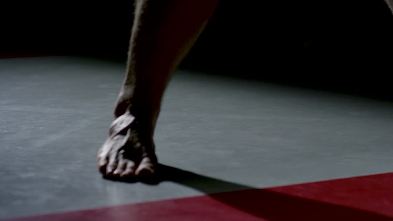 bailando y saltando descalzo