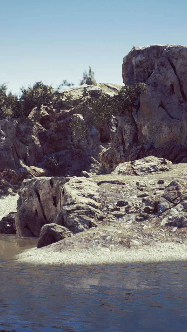 Paesaggio roccioso che circonda acque calme in un ambiente naturale sereno