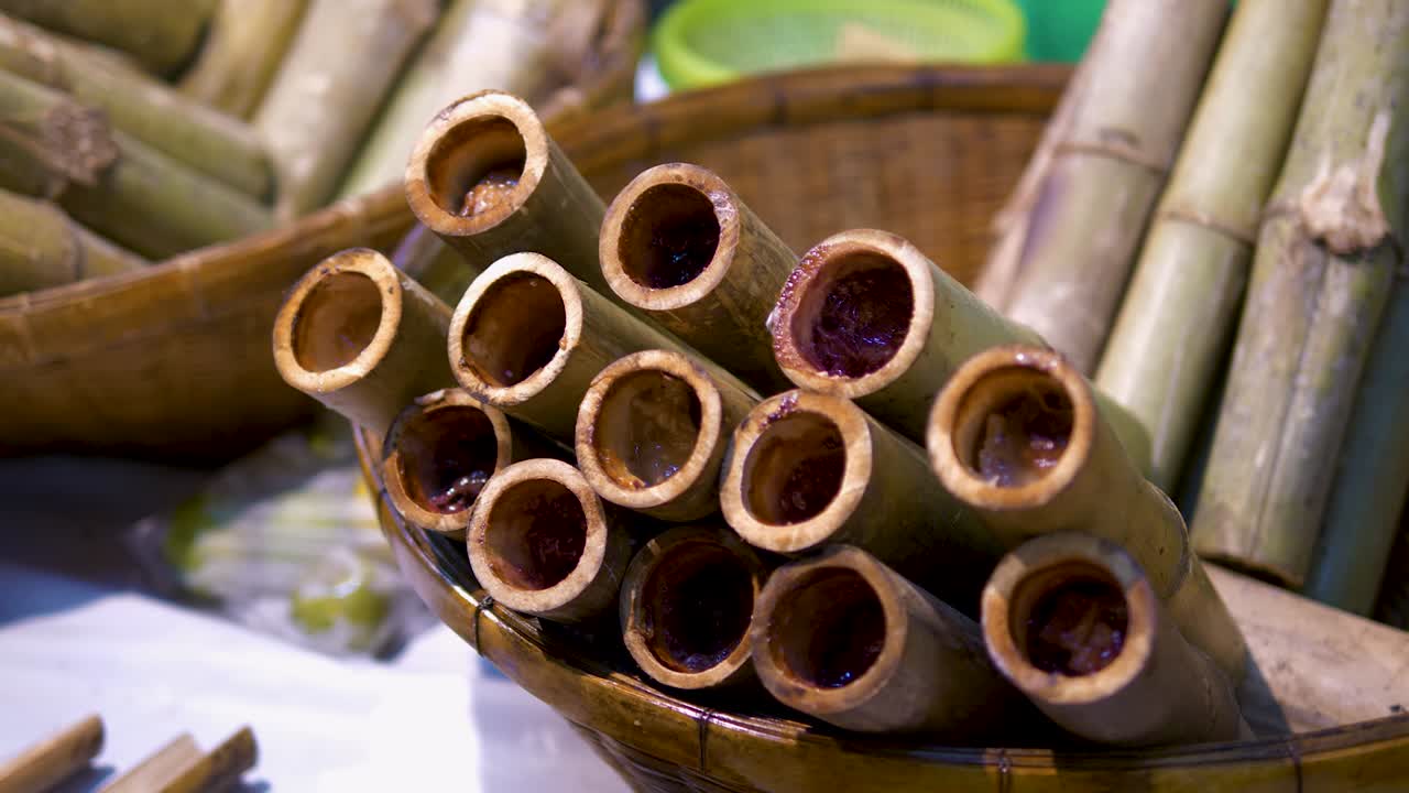 un tiro medio de un plato asiático tradicional, arroz pegajoso en bambú