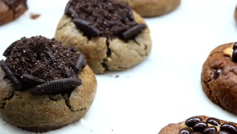 A-pile-of-white-chocolate-chip-close-up