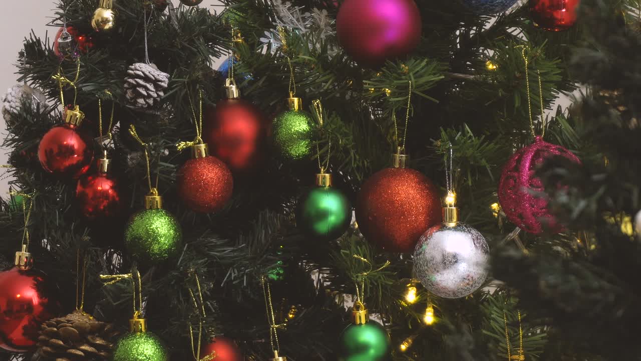 dolly de adornos en un árbol de navidad con luz decorativa en 4k (uhd)