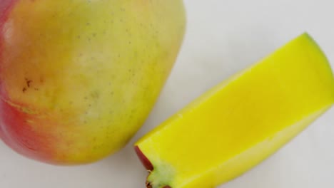 rebanadas de mango sobre un fondo blanco