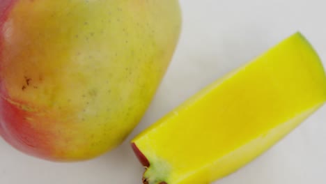 fette di mango su sfondo bianco