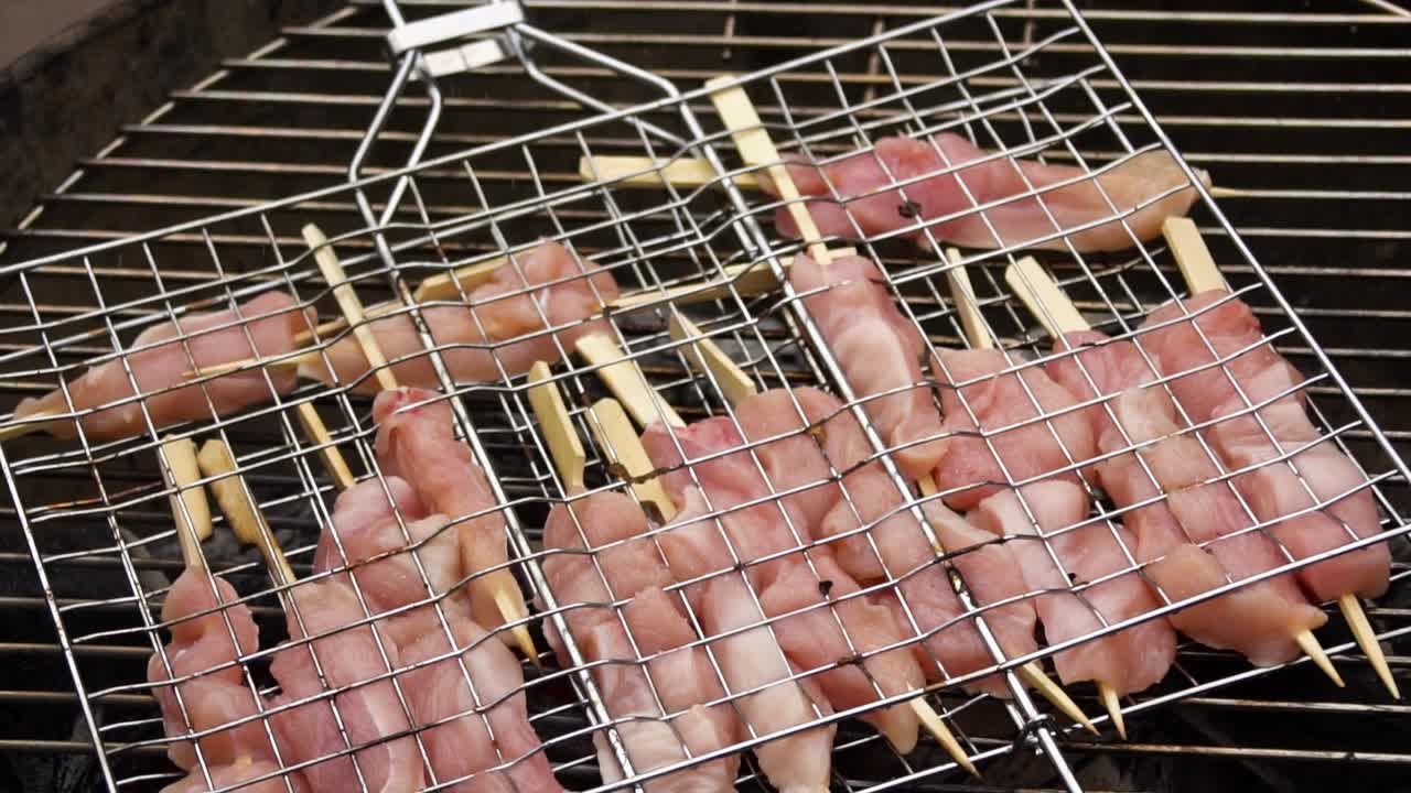 그릴 위에 고기 스피어