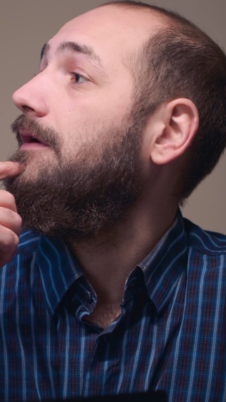 Video verticale: primo piano di un uomo che parla a una riunione di lavoro, slow motion