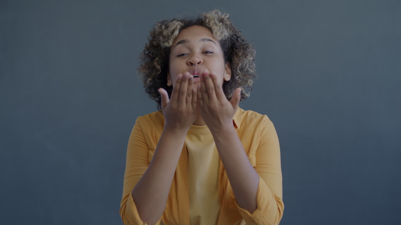 mujer soplando un beso