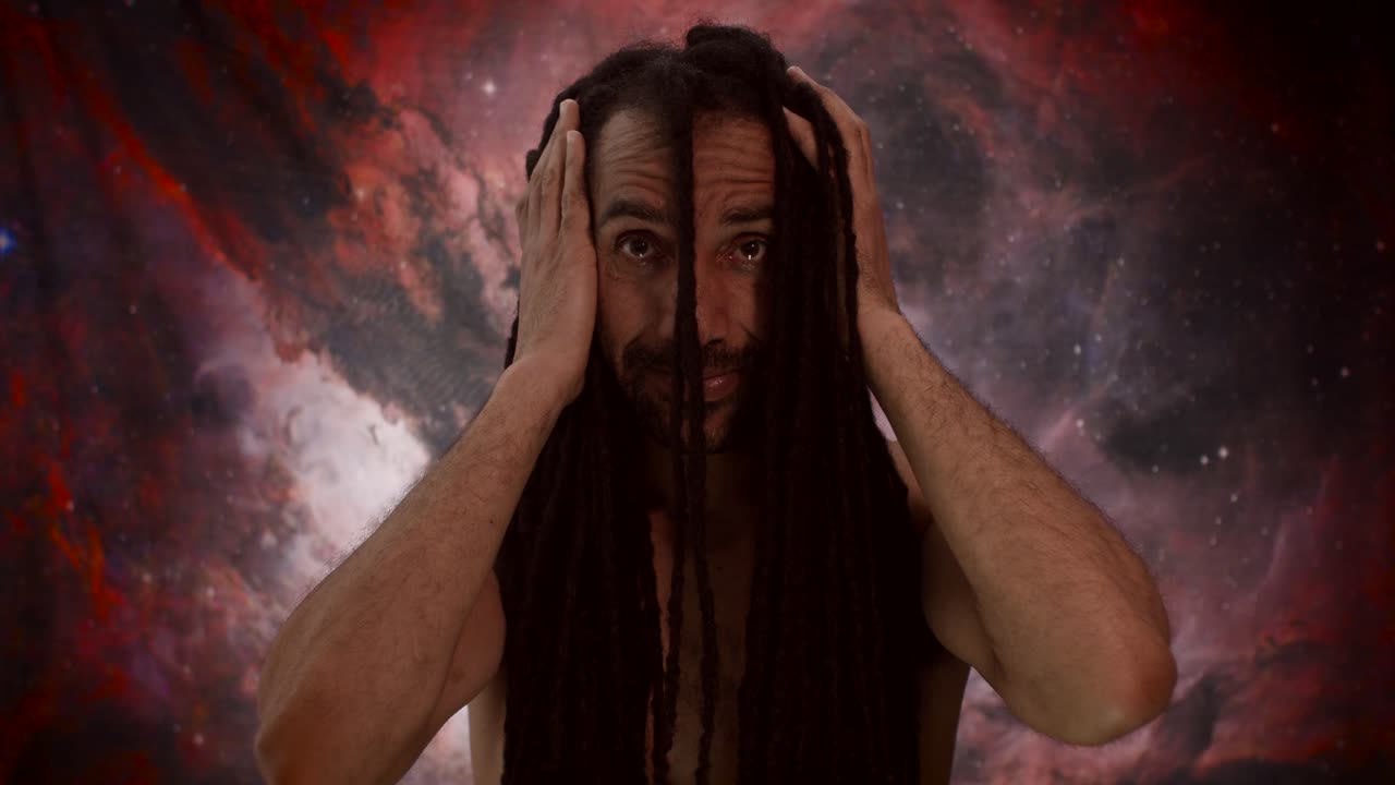 멀라토 남자가 그의 긴 드레드 헤어에서  ⁇ 어나오고 있습니다.