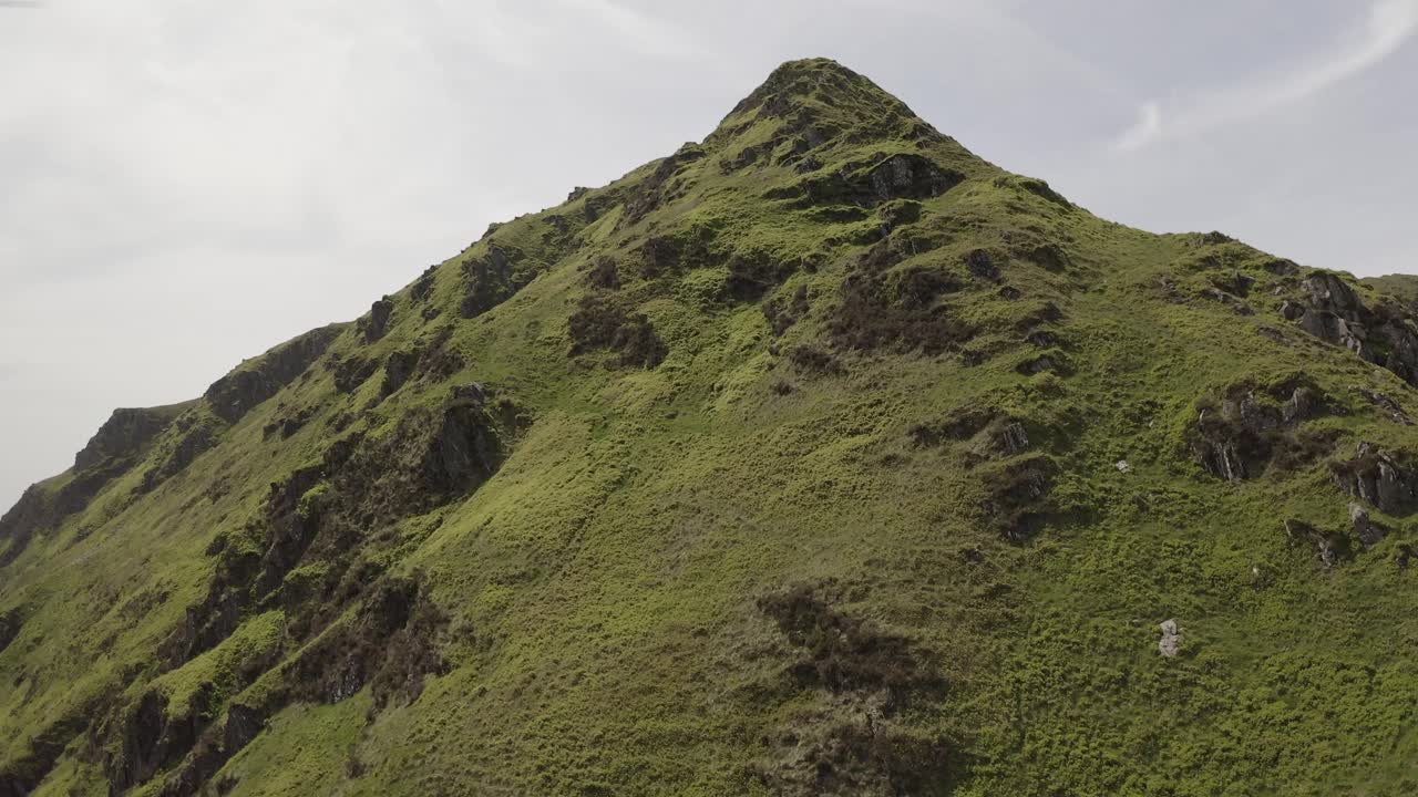 Volo in salita su una montagna fino alla cima
