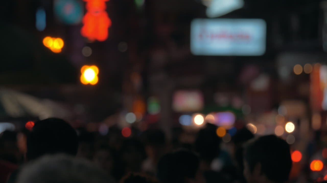 multitud de personas anónimas en la calle de la ciudad de la noche
