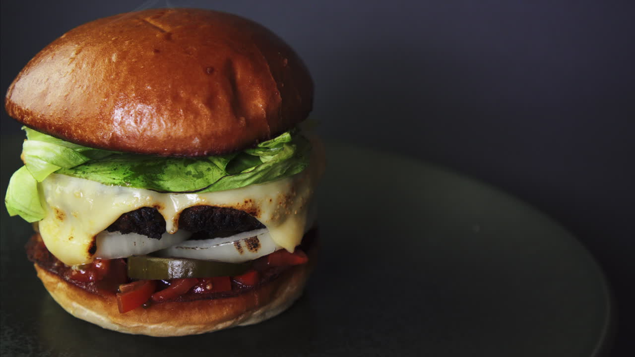 hamburguesa con queso apetitosa ahumada fresca girando en 4k