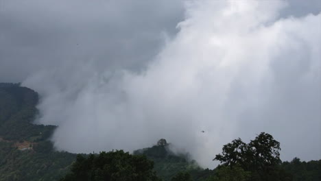 Un-Lapso-De-Tiempo-De-Nubes-Que-Se-Forman-En-La-Cresta-De-Una-Montaña