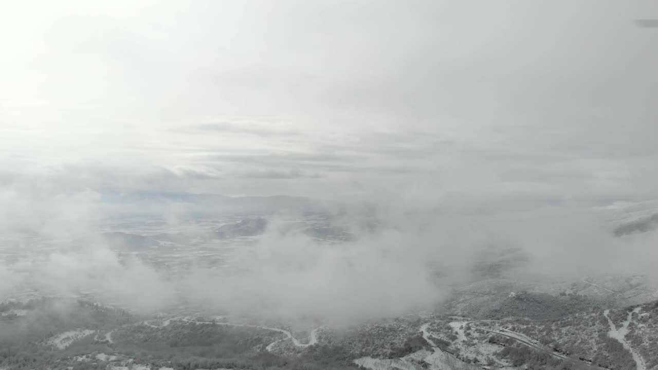 небо с облаками над снежной горой