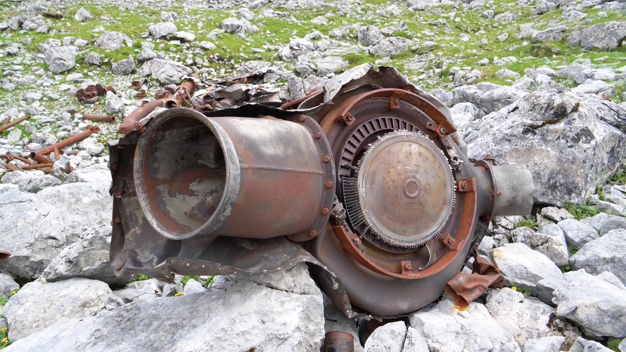 Rustent motordel fra et 2. verdenskrigs bombefly skudt ned i Østrig under et luftslag mellem tyske jagerfly og amerikanske bombefly i 1940'erne