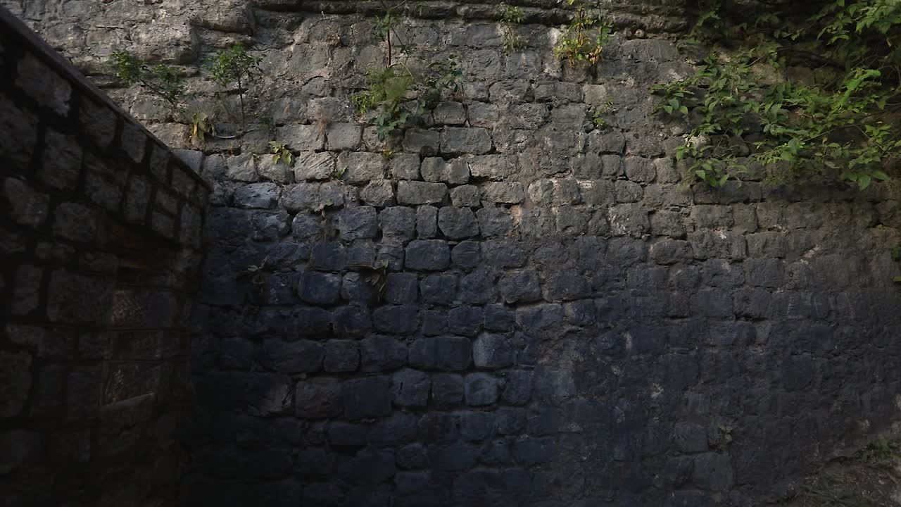 caminando con la cámara en un ronin a través de las paredes de un castillo medieval