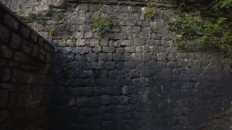 caminando con la cámara en un ronin a través de las paredes de un castillo medieval