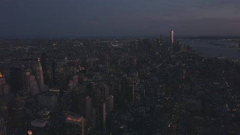 Antena:-Vuelo-De-Drones-De-Manhattan-Por-La-Noche-Con-Luz-De-Ciudad-Brillante-En-La-Ciudad-De-Nueva-York