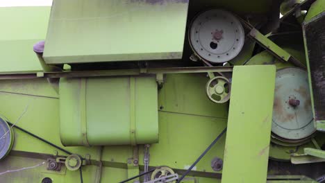 mecanismo de un viejo tractor cosechador con escape oxidado
