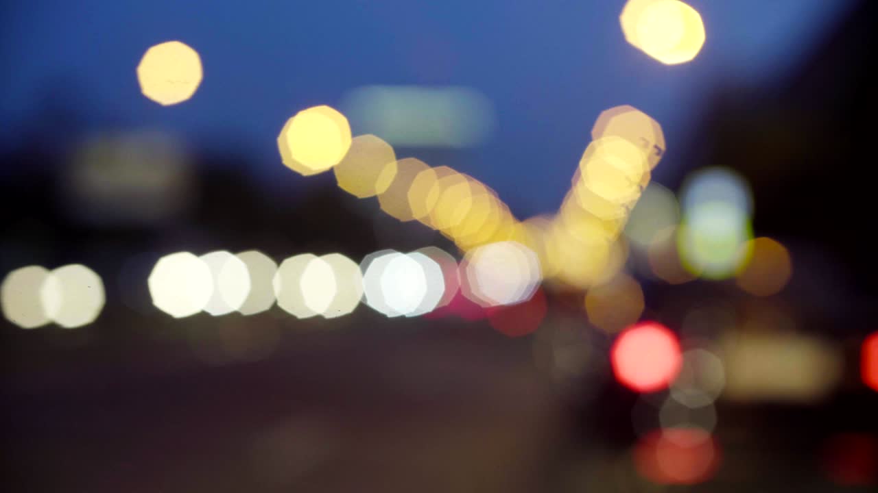 semáforos desenfocados por la noche en moscú