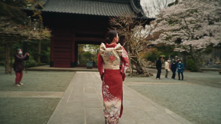 Donna in kimono al tempio giapponese