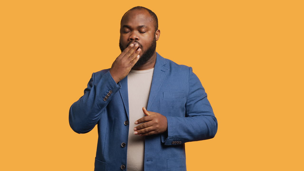 hombre se siente agotado y bostezando, fondo de estudio