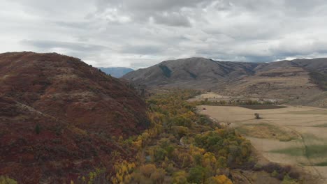 Imágenes-De-Drones-De-Los-Colores-Del-Otoño-En-Las-Montañas