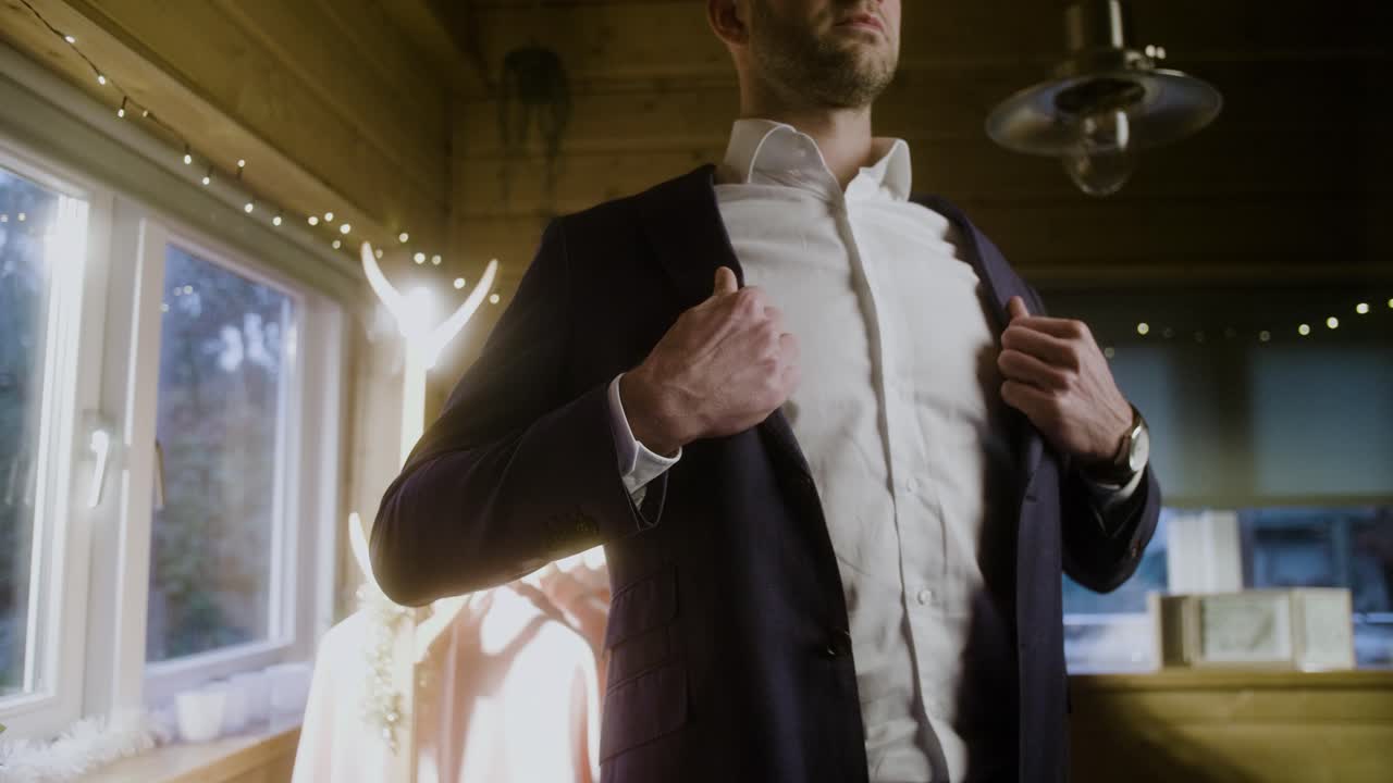 남자는 크리스마스를 준비하고 블레이저를 입습니다.