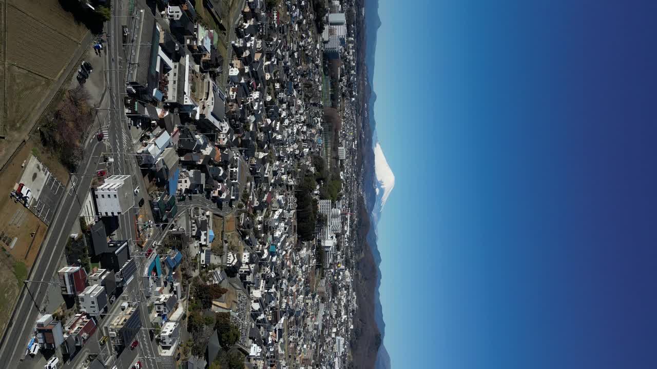 도쿄 교외에서 수직 드론 비행 후지 산이 멀리 보입니다