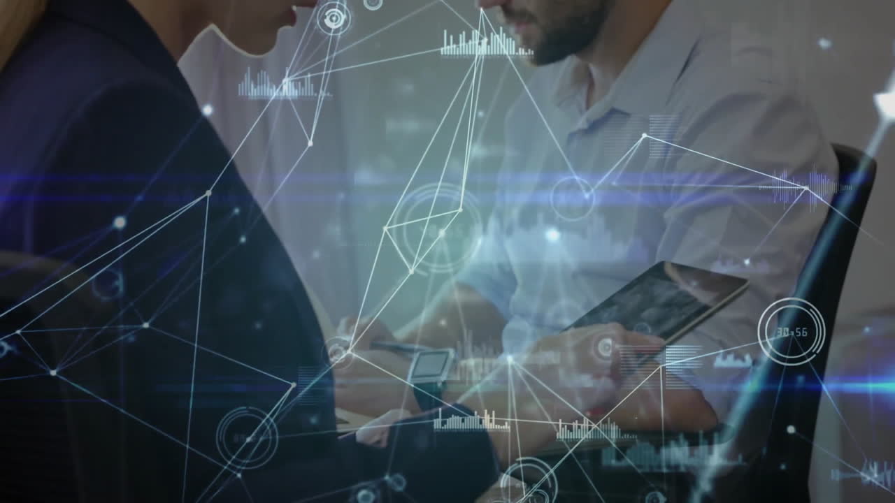 animación de la red de conexiones con procesamiento de datos sobre colegas caucásicos que utilizan tableta