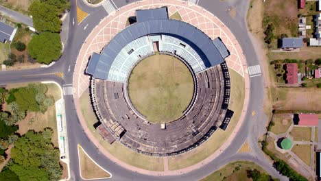 Overhead-Spinning-Vista-Aérea-Del-Coliseo-De-La-Real-Plaza-De-Toros-De-San-Carlos-En-Colonia-Del-Sacramento,-Uruguay