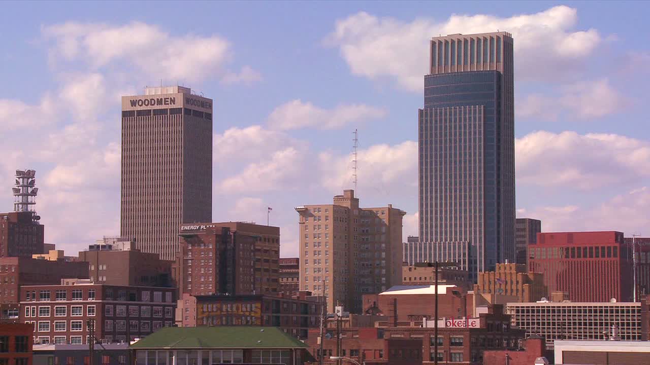las nubes se deslizan sobre el horizonte de omaha nebraska en el lapso de tiempo
