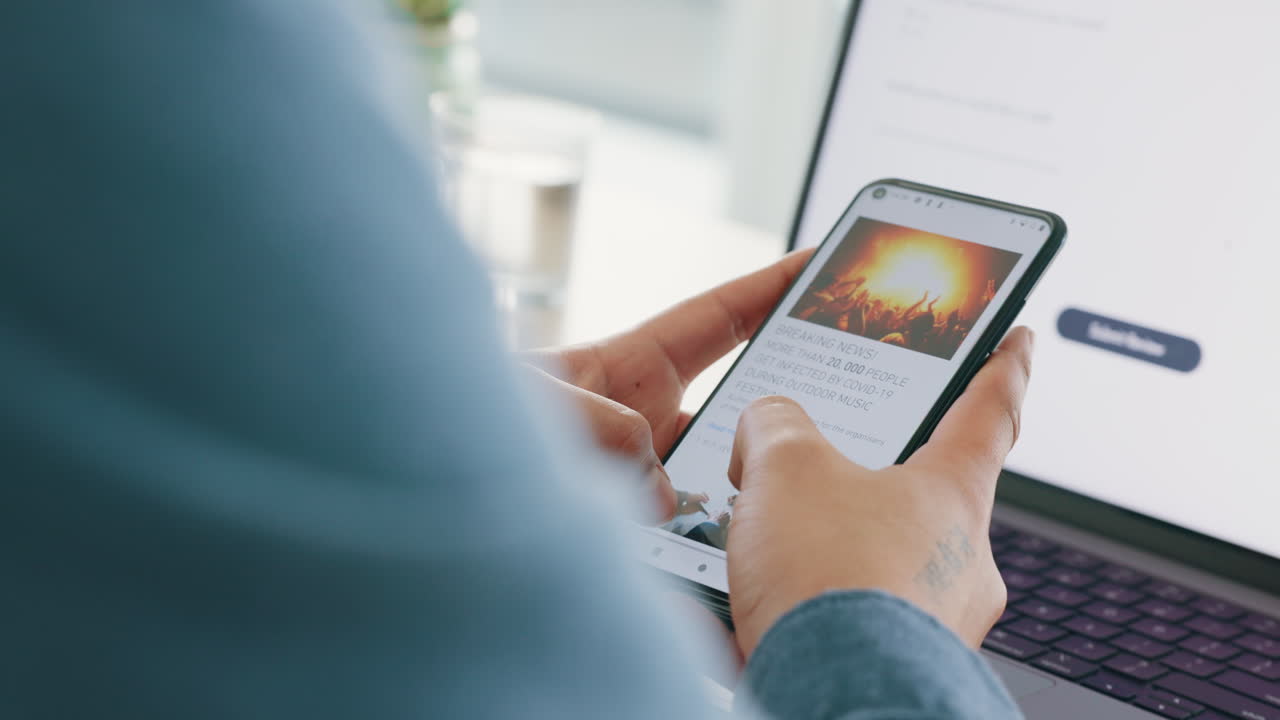 manos, teléfono y noticias con un hombre de negocios haciendo