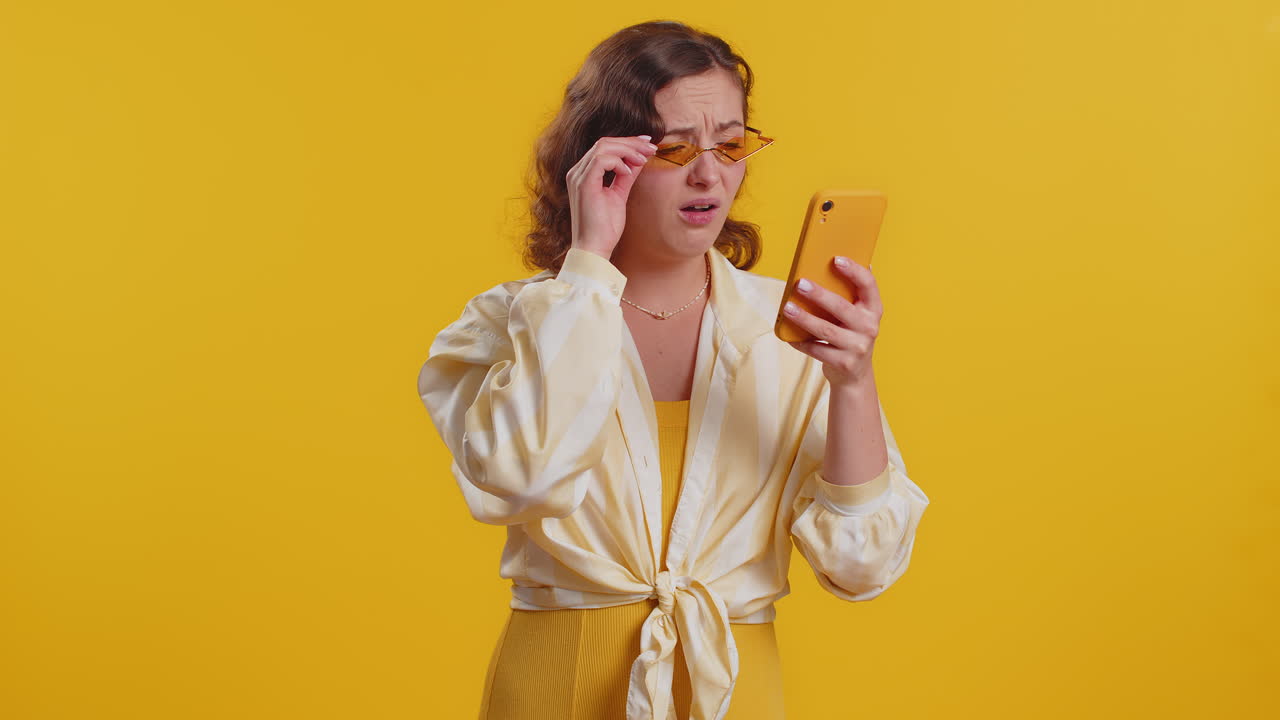 mujer usa teléfono inteligente escribiendo navegando pierde sorprendiendo resultado repentino de la lotería mala fortuna