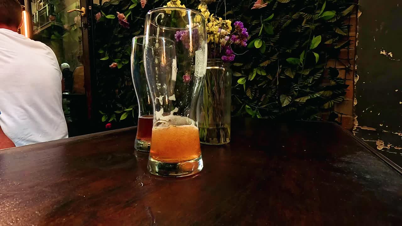 mano alcanzando para la cerveza en un pub acogedor