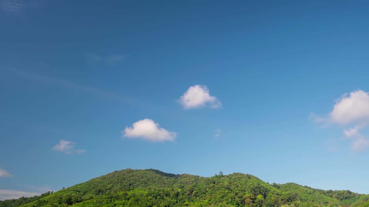 산의 타임 스: 하 구름이 산을 가로질러 흐르고, 아름다운 구름, 자연 풍경, 타임 라프스.