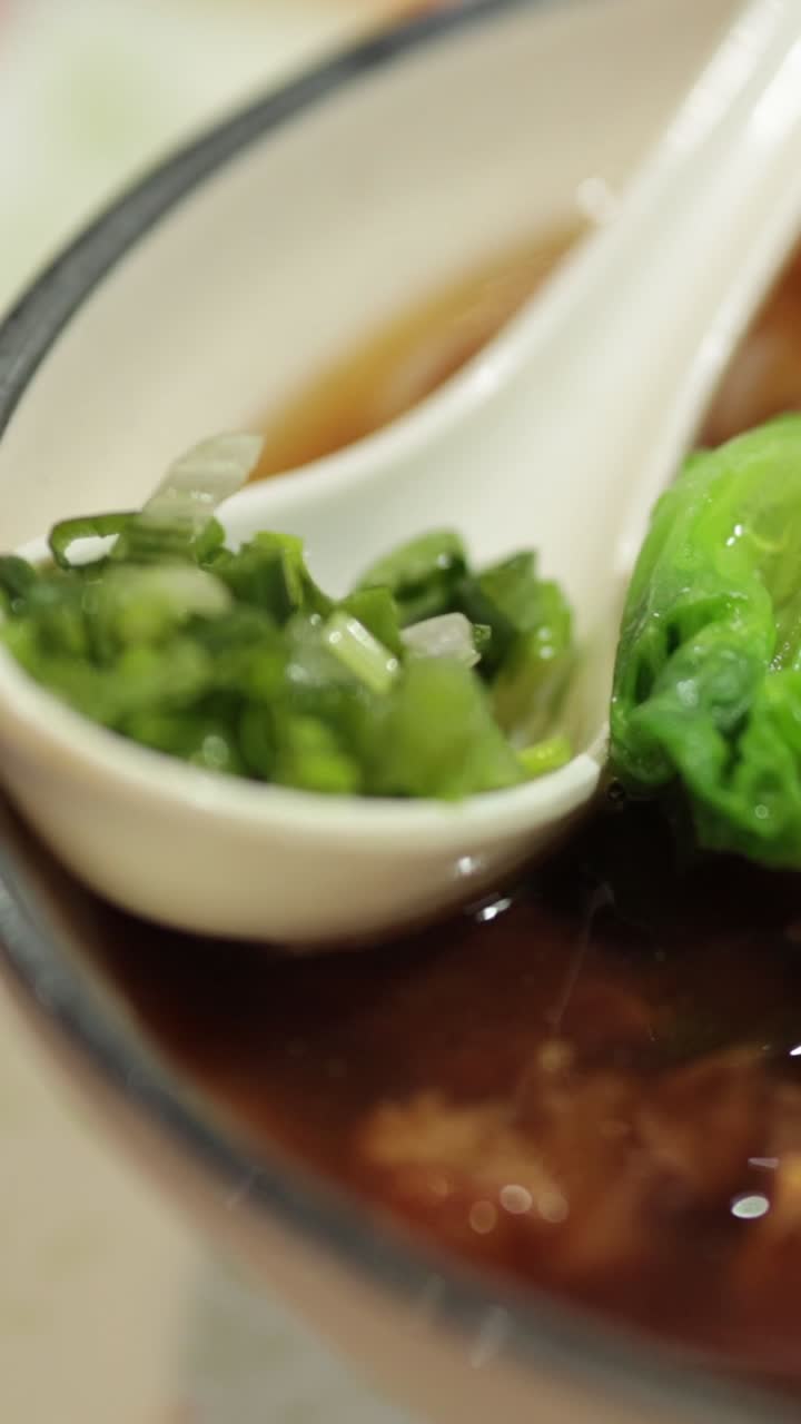 돼지고기 과 채소로 만든 맛있는 수프