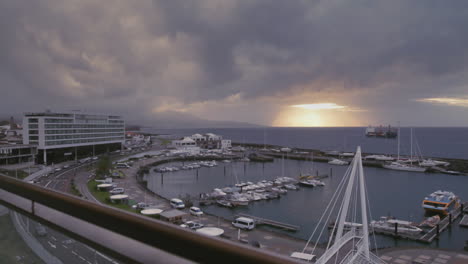 Vista-Del-Amanecer-En-El-Puerto-Marítimo-Y-El-Puerto-Deportivo-De-Ponta-Delgada-En-La-Isla-De-Sao-Miguel-De-Las-Azores-Portuguesas