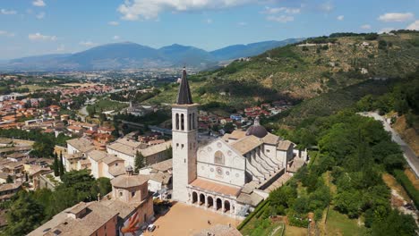 catedral de spoleto en la región de umbría de italia con un paisaje montañoso en el fondo