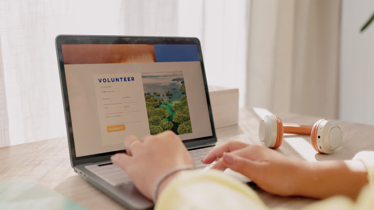 sitio web, búsqueda y portátil con las manos de la mujer