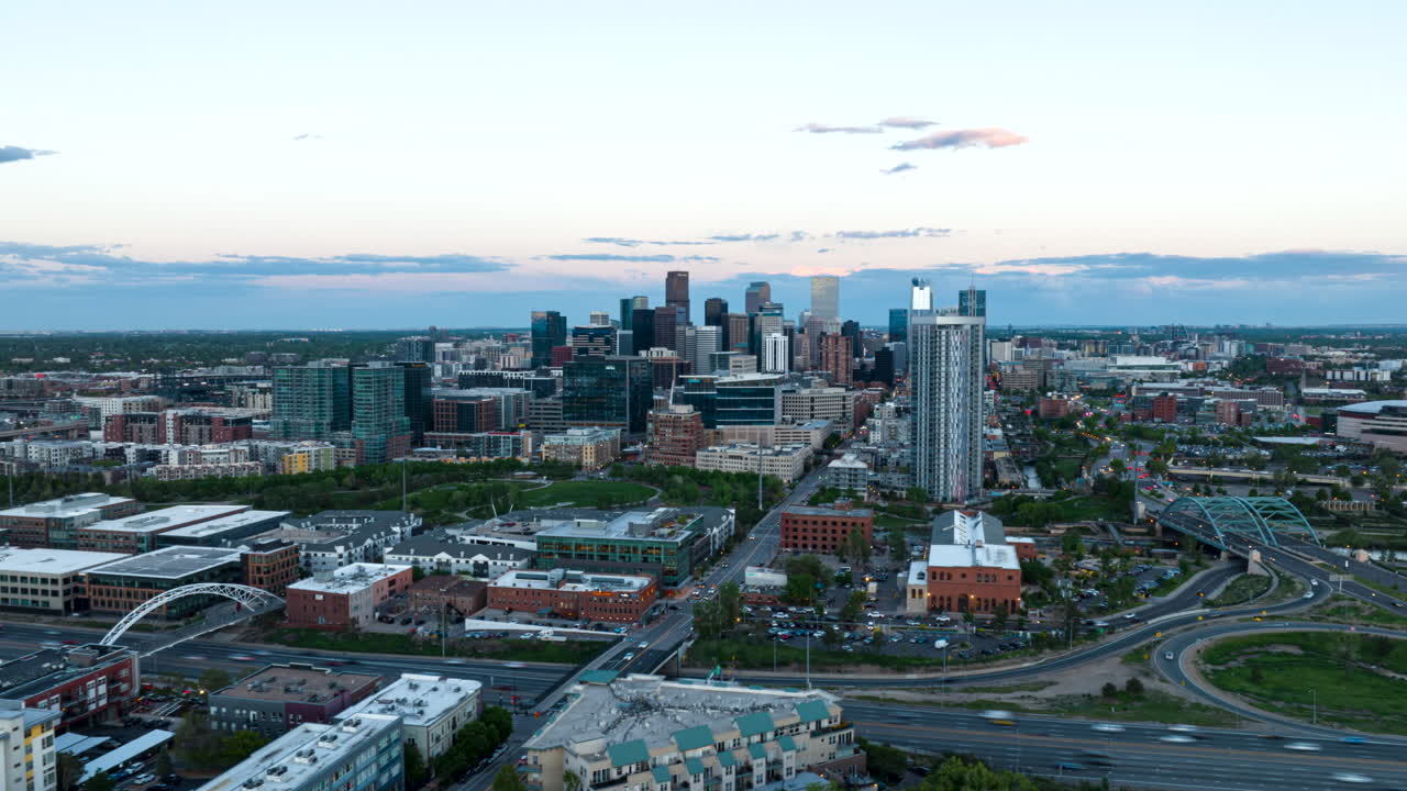 Hyperlapse al tramonto con drone sul quartiere Highland con vista sullo skyline di Denver