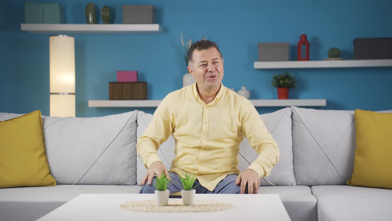 그 남자는 기 ⁇ 하고 있습니다.