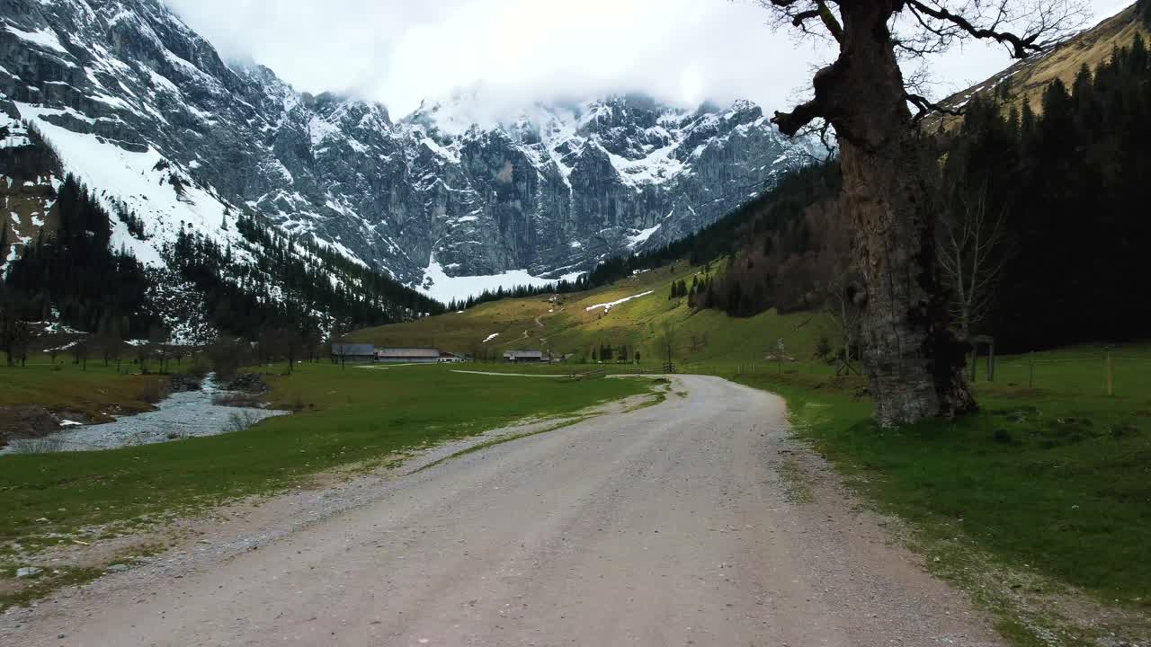 vuelo de drones en el pintoresco valle montañoso de ahornboden y engtal a lo largo del río rissach con agua azul fresca en los alpes austriacos bávaros en un día nublado y soleado a lo largo de árboles, rocas, bosques y colinas