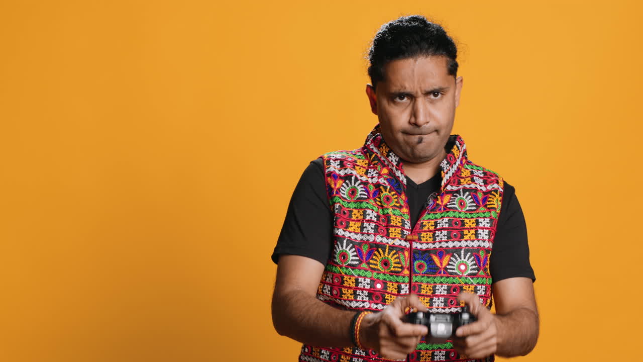 hombre conmocionado y destrozado después de ver el juego más mensaje, fondo de estudio