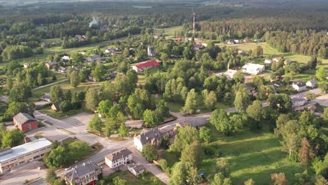 vista aérea de la ciudad de strenci que muestra una mezcla de elementos urbanos y naturales