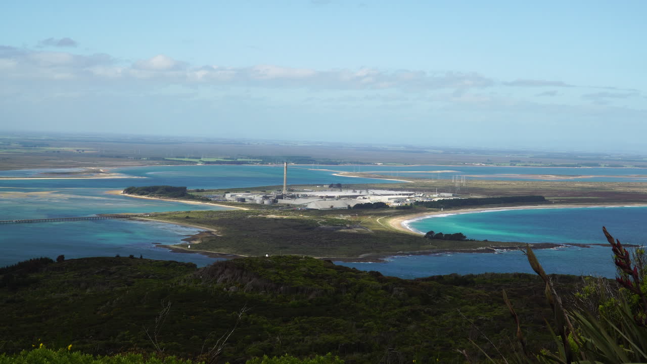 뉴질랜드 블러프 힐 정상에서 본 티와이 포인트 알루미늄 제련소 확대