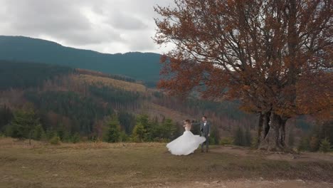 wedding couple in the mountains