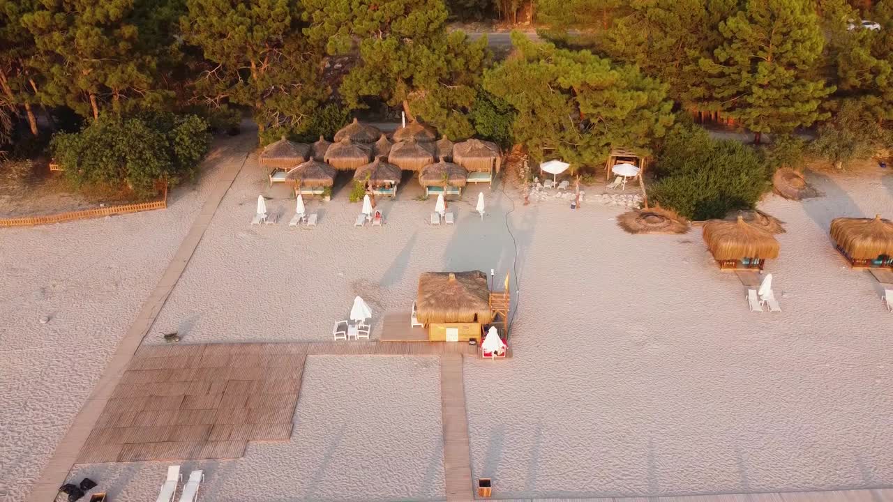 터키 청록색 해안의 해변에서 휴가 동안 휴식을 취할 수 있는 해먹 지역의 드론 보기