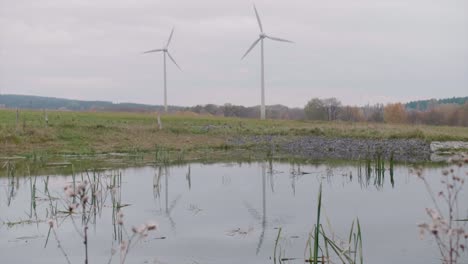 Spiegelung-Einer-Windkraftanlage-Im-Wasser