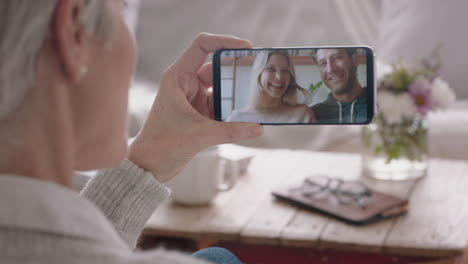 Mujer-Madura-Teniendo-Video-Chat-Usando-Un-Teléfono-Inteligente-Conversando-Con-Una-Pareja-Feliz-Mostrando-Un-Anillo-De-Bodas-Compartiendo-Un-Emocionante-Compromiso-Con-La-Abuela-En-La-Pantalla-Del-Teléfono-Móvil-Disfrutando-De-La-Conexión-Familiar-4k